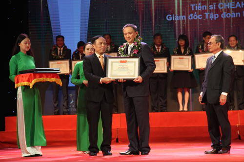 Giám đốc Tập đoàn Khách sạn Becamex Hospitality Cheah Kuan Yean nhận Giải thưởng Giám đốc khách sạn tiêu biểu năm 2018